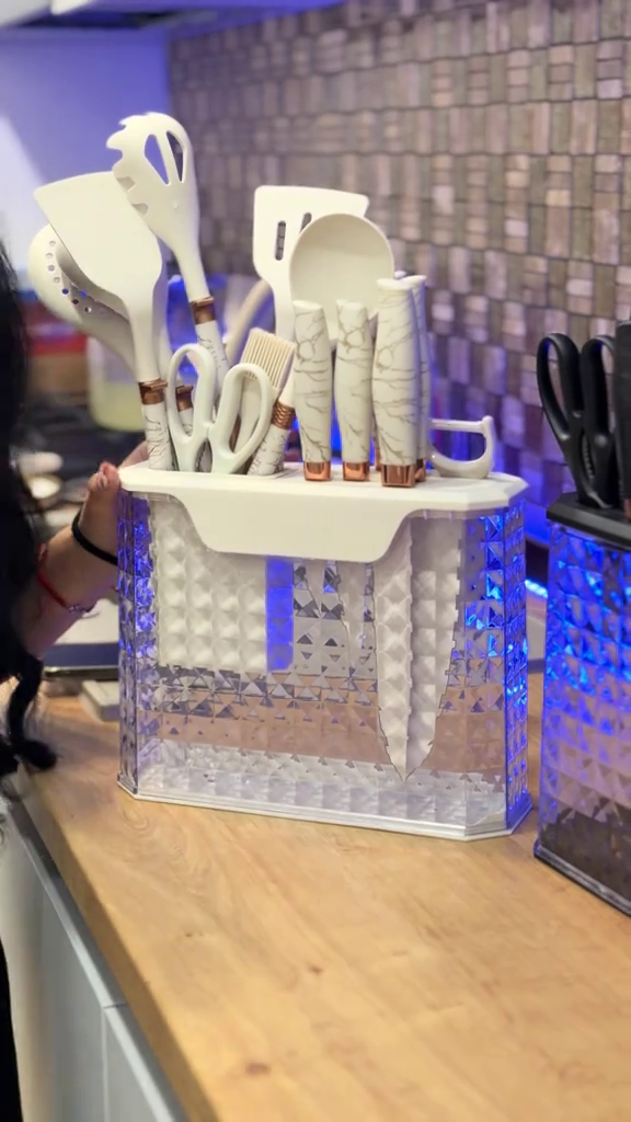Set 16 Piese Ustensile Bucătărie din Silicon & Set Cuțite cu Suport – Design Modern, Multifuncțional
